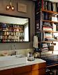 Bathroom with books (I've never understood how this can work, the moisture in a bathroom can not be so great for the books). However, it looks beautiful.