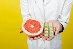 抗肿瘤药物：克唑替尼、塞瑞替尼、尼洛替尼、依维莫司、舒尼替尼、拉帕替尼、伊马替尼、达沙替尼、厄洛替尼、帕唑替尼、凡德他尼。

抗感染药物：红霉素。

降血脂药物：辛伐他汀、阿托伐他汀、洛伐他汀。

其他心血管类药物：尼莫地平、非洛地平、硝苯地平、胺碘酮、伊伐布雷定、维拉帕米、氨氯地平、尼索地平、决奈达隆、西洛他唑、利伐沙班、阿哌沙班、依普利酮、替格瑞洛、奎尼丁。

中枢神经系统用药：卡马西平、匹莫齐特、地西泮、丁螺环酮、舍曲林、咪达唑仑、羟考酮、右美沙芬、芬太尼、阿芬太尼。

胃肠道用药：西沙比利，多潘立