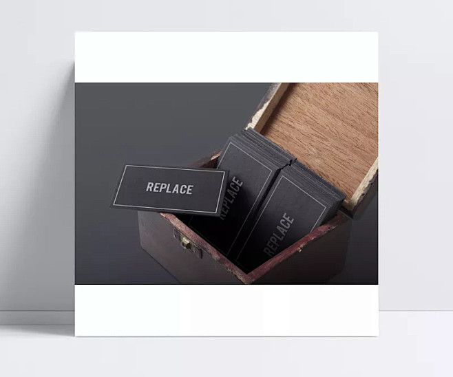 木盒里的黑色名片样机展示模板|