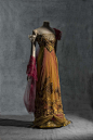 20世纪上半叶著名法国高级时装屋Callot Soeurs设计的女装。Callot Soeurs最初是由Callot姐妹创立，其服装多有精致奢华的刺绣，浪漫的蕾丝缎带，极具东方风情的服饰细节，并以巧夺天工的缝纫技术而闻名。美国Vogue更是戏称其是“拥有左右一个女人的命运以及增加法国财政收入的强大力量。” ​​​​