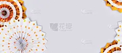 在蓝色背景上用金色纸扇做成的框架。