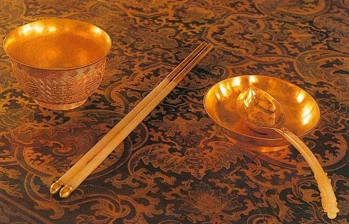图说老北京 同治皇帝用过的金碗、金碟和嵌玉金筷、金勺-花瓣网