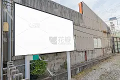 城市道路上用于广告背景的空白广告牌