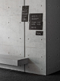 佐伯城山樱堂是一个复杂的交流设施，具有各种功能，例如大型和小型多功能厅、工作室、会议室、美食教育活动室、育儿支持室以及公民团体活动空间等。Hokkyok受邀为其进行导视系统设计。

基于黑白相间的佐伯城山樱堂建筑外观，Hokkyok采用黑白配色，与建筑形成统一感。将樱花logo的锯齿元素进行放大，设计了不规则的标牌形状，搭配纤细、简约的字体，整套导视系统打造了具有美感的交流空间。