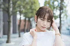 震惊的女人带着悲伤的表情