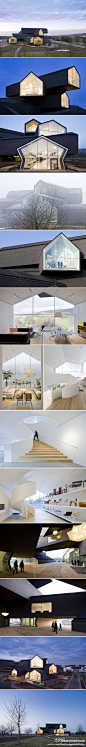 葛洲坝绿城京杭广场#京杭府韵#VitraHaus 是家具品牌Vitra位于德国Weil am Rhein的展区，由鸟巢设计者赫尔佐格与德梅隆设计，运用了原型屋加堆积体量的概念，是建筑界的经典案例之一。白天时，建筑融合在大地景观中；夜色降临后透亮的玻璃山墙变成炫丽的展示屏幕，使室内成为夜晚的主角。