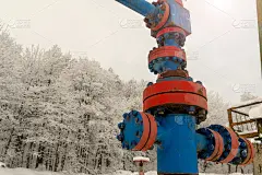 带阀电枢的井口的水平视图。油气行业概念。油阀有晃动的背景。海上油气现场服务操作人员打开控制气体的阀门
