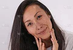 专业女性面部化妆前后对比，用粉底遮盖痘痘疤痕和痤疮