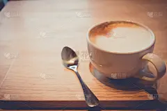 温暖复古概念:空热卡布奇诺咖啡杯