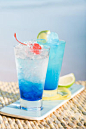 Blue lagoon：Blue lagoon（蓝色珊瑚礁）拥有最迷人透亮的蓝色，一下就让人联想到海洋。这款鸡尾酒的特点正如其名，由蓝色橙皮酒带来鲜亮色泽，凤梨汁，柑橘酒加入甜味。以雪克壶充分摇匀，倒入冷却的鸡尾酒杯。整杯鸡尾酒犹如蓝天白云般美妙，又像深海般神秘。伏特加与果汁的奇妙混合，搭配出这一杯莹亮的蓝。入口清爽，沁入心脾，仿佛置身马尔代夫的小岛。