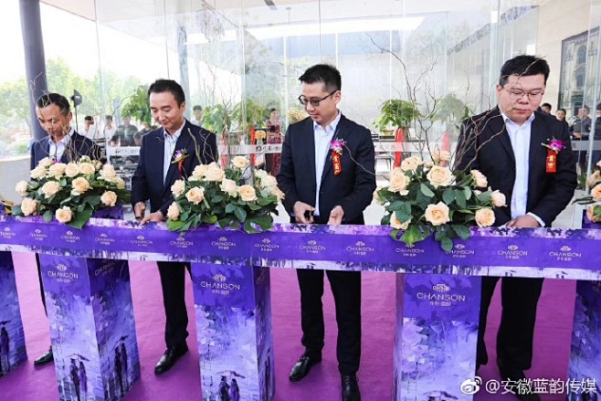 #蓝公关#
致意美好 以礼香颂
颂给江城...