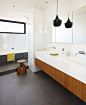 黑色的地面，白色的墙面，配色木色的洗手盆，让你感受现代简约（现代简约装修效果图）的质感。