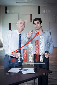 两个兴奋的业务伙伴查看演示文稿