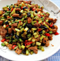 豆豉蒜苗炒肉丁的做法 主料： 蒜苗 豆豉 瘦肉 辅料： 红椒 适量 调料： 盐 醋 老抽 鸡精 1、锅内放油 下豆豉炒香 2、放入切好的瘦肉丁，炒至变色 3、加老抽 醋 盐 4、加入蒜苗跟红椒 加入鸡精翻炒均匀即可出锅 豆豉蒜苗炒肉丁特色： 咸香下饭