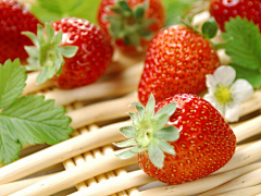 小瓶盖-么么采集到吃货的念想，狂热草莓季