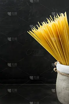 黑色背景下的生意大利面。菜单海报模板复制空间文本准备。地中海健康饮食。