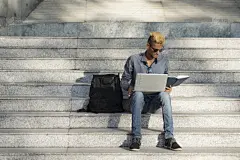 家庭作业,学生,仅男人,一个人,笔迹,仅一个男人,计算机软件,非洲人,太阳镜,脑风暴