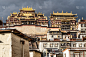令人惊叹的松赞林藏传佛教寺庙，位于中国云南北部香格里拉古城附近
