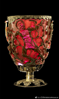 大英博物馆BritishMuseum的照片 - 微相册唐代杜环所著《经行记》中曾记载大秦（罗马帝国） “琉璃妙者，天下莫比”。大英博物馆收藏的来古格士玻璃杯（Lycurgus Cup）便是这句话的最好佐证。这件玻璃杯制作于公元4世纪，外部精美的浮雕图案描绘了色雷斯国王来古格士（Lycurgus）被蔓藤困住的情景，因此而得名。这只玻璃杯是现在已知唯一保存完整的古罗马变色玻璃器——当光源从外部照射时，玻璃杯为不透明的绿色；而当光源置于杯内时，则呈现半透明的红色。这种奇异的光学效果是玻璃中的金、银纳米粒子所造成