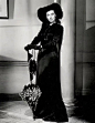1941年费雯丽出演的电影《汉密尔顿夫人》，电影里J丽是那么的美，举手投足之间混合了圣洁与妖艳之极致，魅力充盈了每一个画面。 ​​​