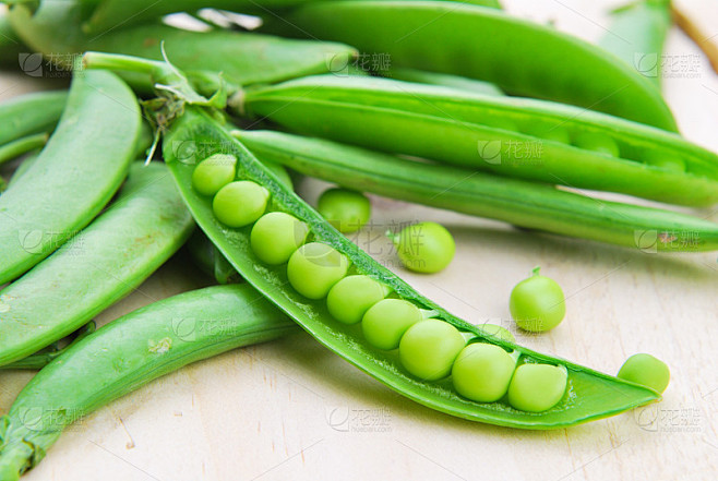 鲜绿豌豆荚