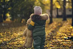 可爱的小男孩在户外玩耍。快乐的孩子在秋天的公园里散步。蹒跚学步的小男孩穿着时髦的夹克。秋天的时尚。时