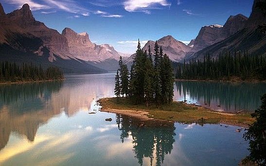 露易丝湖是加拿大艾伯塔省班夫国家公园内的...