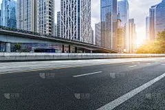 空旷的城市道路和现代的天际线