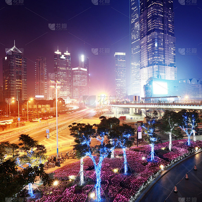 晚上的现代城市，上海，中国