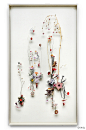 钟情于植物花草的荷兰艺术家Anne Ten Donkelaar，如同造物主般赋予那些自然里的枯枝败叶新的生命。她利用细针精心制作的3D装置拼贴，压干了各式多姿的花朵、枝桠、叶瓣，像宇宙初创之始的Big Bang，创建成自己的花的盛宴。