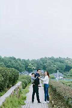 棒棒的一家

摄影：洪小漩

出镜：棒棒一家

请了病假在家，《摩登家庭》已经刷到第五季。通过剧情推进，关于对于日后家庭会产生的各种大小麻烦，以及成员之间的一些相处模式，也有了一些不一样的感触。我想着，日后家庭生活中应该会有所借鉴。

其实之前也帮很多家庭拍过照，在细枝末节间关注到家长与小朋友的相处方式，觉得当下家长对孩子们的教育，与我们小时候还是有很大的不同。小朋友们多数很喜欢也很擅长表现自己。和我小时候相比，父母表达爱的方式也不仅仅在于行动中，而是在言语间也能充分感受到。

翻出之前给棒棒一家拍的照片