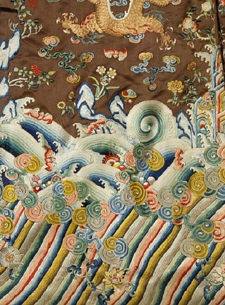 海水江崖紋是中國的一種傳統紋樣，俗稱“江...