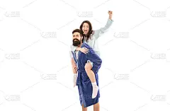 好啊!。幸福的女人骑在男人背上。幸福的夫妻享受乐趣。顽皮的情人。家庭在早上。浪漫。享受浪漫的关系。