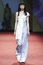 #2019春夏上海时装周#  ANIRAC本季SS19以“穿梭”为主题，由品牌创意总监刘嘉玲女士亲赴古巴探索这曾被视为明日乌托邦的国度后确定。该主题亦与当季时装周“个性宣言”的主题不谋而合，为塑造东方女性新形象提供更多可能。@ANIRAC_SH @上海新天地 ​​​​