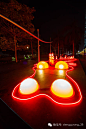 ​2014年新加坡滨海湾灯光艺术节，由本地和国际艺术家以灯光艺术装置提高可持续发展意识。主题为“Light+HeART” ，用一种吸引人的方式，通过愉快的形式和设计