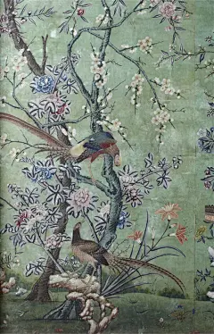 18-19世纪的“中国风”（chinoiserie）绿色系壁纸。18世纪在西方刮起的“中国热”，神秘东方的一切都令西方人神往，中国风壁纸也成为了欧洲贵族们的心头之好。东方风情的花鸟鱼虫，青藤古树都是壁纸常见的主题。用中国风壁纸装点墙壁，是18以及19世纪的流行时尚，也是贵族们优雅生活方式的表现 (1)