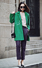超有秀场范的翠绿色毛呢大衣，时尚抢眼，一点刺绣点缀增添设计感，内搭荷叶边立领衬衫+宽松长裤，优雅气质，令女人魅力十足
