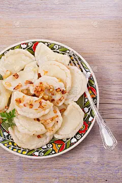 土豆馅的饺子，配上咸的焦糖洋葱。Varenyky, vareniki, pierogi, pyroh