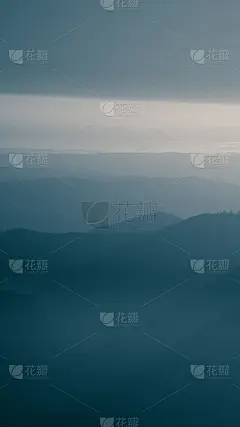 这是斯洛伐克塔特里令人振奋的山景。生动的，渐变风景与透视在蓝色基调。夏天在山脉。色彩鲜艳的自然壁纸。