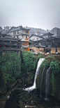 #东方秘境# 丨芙蓉镇

芙蓉镇，原名王村，是湘西大山里最璀璨的一颗明珠，是悬挂于瀑布之上的千年古镇

摄影丨@Hymchu ​​​​