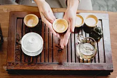 茶道上，手持茶杯的女子