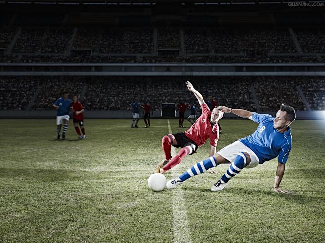 竞争激烈的足球场运动人物 力量 海报