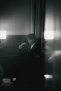 任嘉伦 
杂志 壁纸 
脖子上有星星