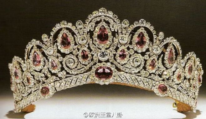 #珠宝# 英国威敏斯特公爵的粉色尖晶石套...