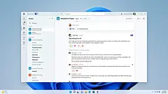 Windows 11 桌面上的 Microsoft Teams 界面截图。Teams 窗口显示了关于即将启动的项目的对话，多名团队成员正在讨论并回复消息。背景显示 Windows 11 的默认壁纸。