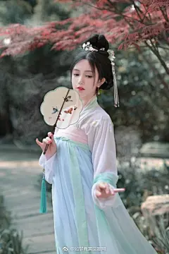 #汉服##今天谷雨# 给大家支个穿齐胸襦裙不掉的小方法：系带的时候，深吸一口气，然后吐气收腹系紧，保证跳舞都不掉。齐胸襦裙新~品~上~架~了解一下~卷并三个好友，每过100，抽，一人，送。本款齐胸襦裙八。折优——惠——券一张，过666再抽一人送，本，款齐胸襦裙同款上襦。感谢@圈妹儿辣椒酱   ​​​​...展开全文c
