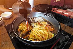 人们喜欢吃火锅，把热腾腾的黑豆汤倒在电子电磁炉上的铁碗里，做出日式素喜烧