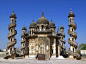 印度伊斯兰哥特式， mahabat Maqbara，Junagadh，古吉拉特邦。该建筑始建于1878年当地土邦王马哈巴特汗统治时期，竣工于1892年其继任者巴哈杜尔汗统治时期，该建筑以独特的穹顶、螺旋状阶梯、正立面的浮雕和银饰为最大特色，建筑风格融合了印度-伊斯兰和哥特式建筑特色，是东西方文明相结合的经典作品 ​​​​
