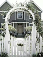 Spectacular entrance & house & arbor !!