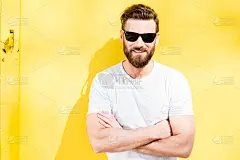 黄色背景上的男人肖像